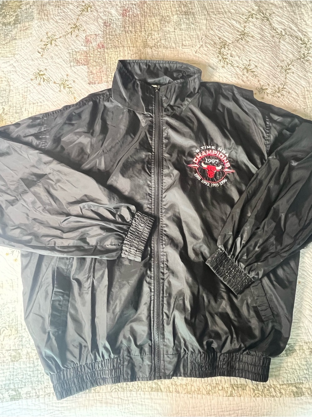 Vintage 1997 Chicago Bulls 5-Time NBA Champions Windbreaker L